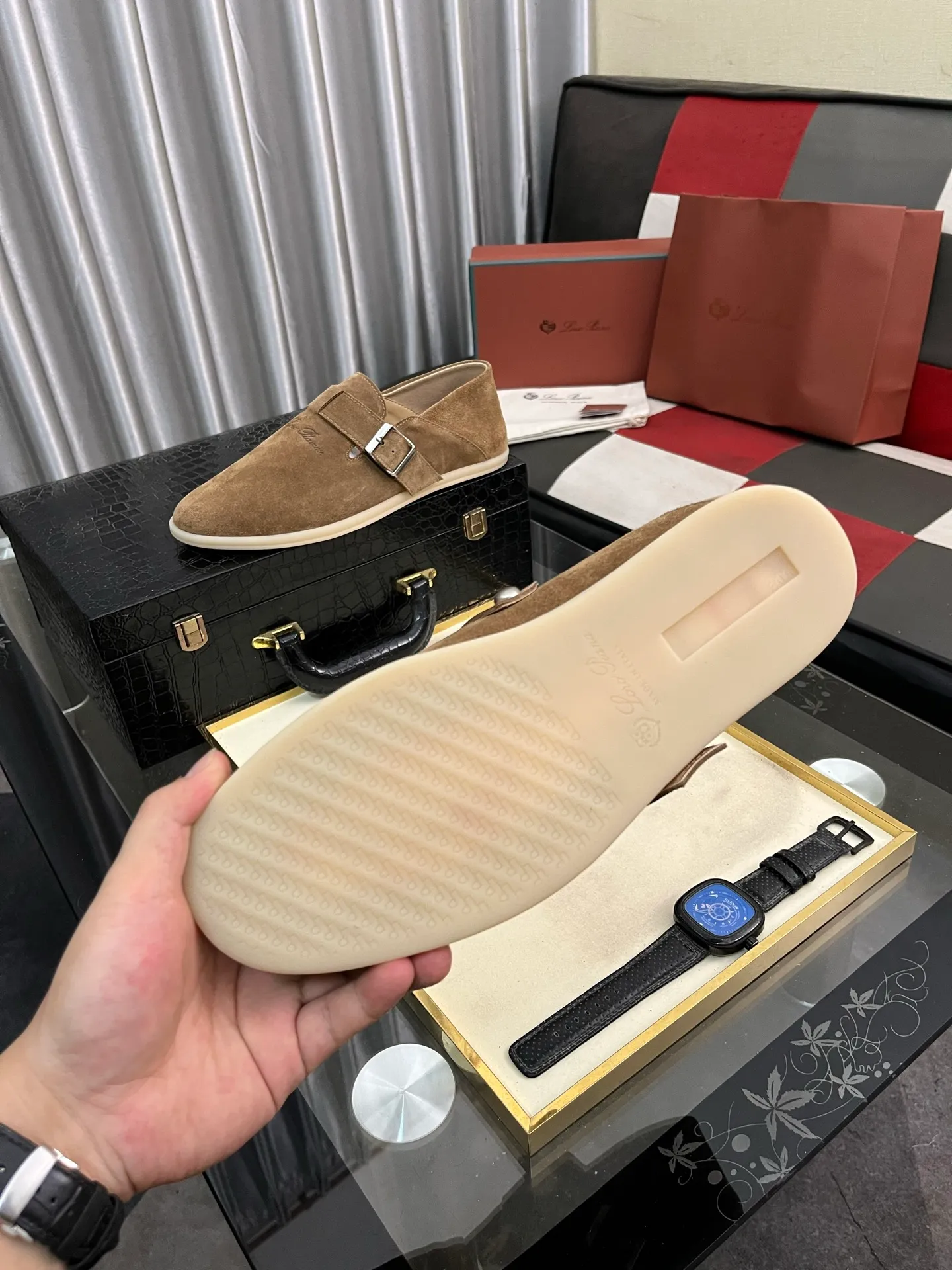 Men's men's shoes 💰458⌚️⌚️ Loro Piana's classic hot model lp top version of Pili casual shoes. It turns out that these are the casual shoes that are said to be able to walk 20,000 steps without getting tired. This pair has both good looks and feel. You will be completely lost as soon as you put it on. The minimalist design is eye-catching and durable, and it is a bonus for dressing. The soft feeling on the feet has outstanding texture, and it is very nice without abrasion on the feet. The soft and waxy soles make it easy to wear for daily use for a long time. Who can resist a pair of versatile and good-looking loafers? Don't be too elegant at all, the feel and texture of the feet are good, the key is to make the legs look longer and not tire the feet, the main thing is that it is just right!        Material: Original cowhide Lining: Original sheepskin Outsole: Original sole Size: 38-44